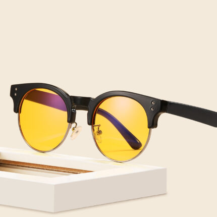 Lunettes à verres plats et à monture en bois à la mode