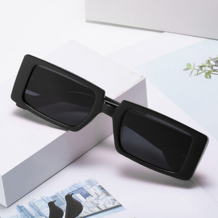 Lunettes de soleil carrées et de personnalité à la mode