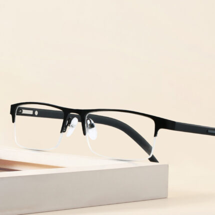Lunettes presbytes pour personnes âgées. Lunettes à demi-monture carrée en métal