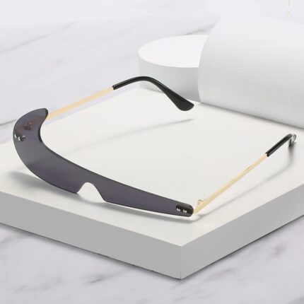 Lunettes de soleil de couleur claire à la mode