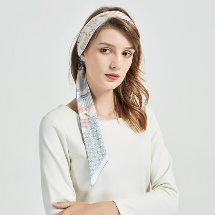 Bandeau antique en soie imprimée avec pompons