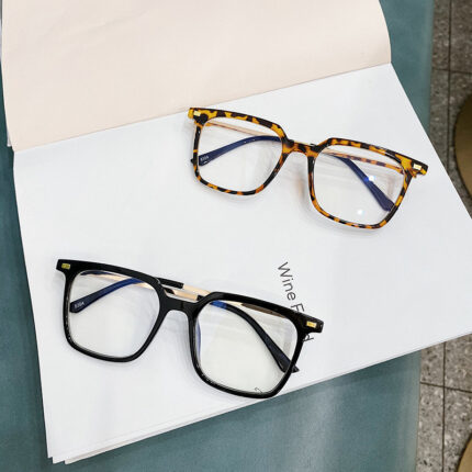Lunettes simples à monture carrée à la mode