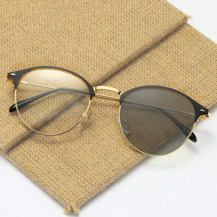 Lunettes rétro en métal à monture simple. Lunettes tendance anti-lumière bleue